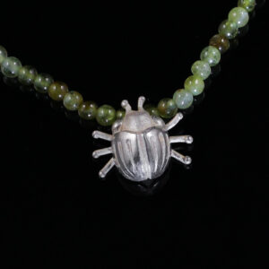 Kleiner Käfer mit Granat, 935 Silber