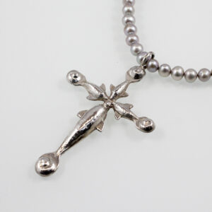 "Delphinkreuz", 935 Silber ziseliert an grauer Perlenkette