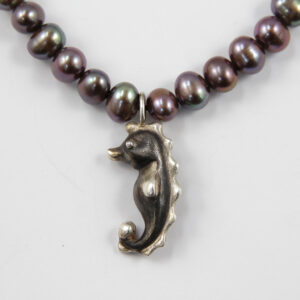 Kleines Seepferd, 935 Silber, teilgeschwärzt an schwarzer Perlenkette