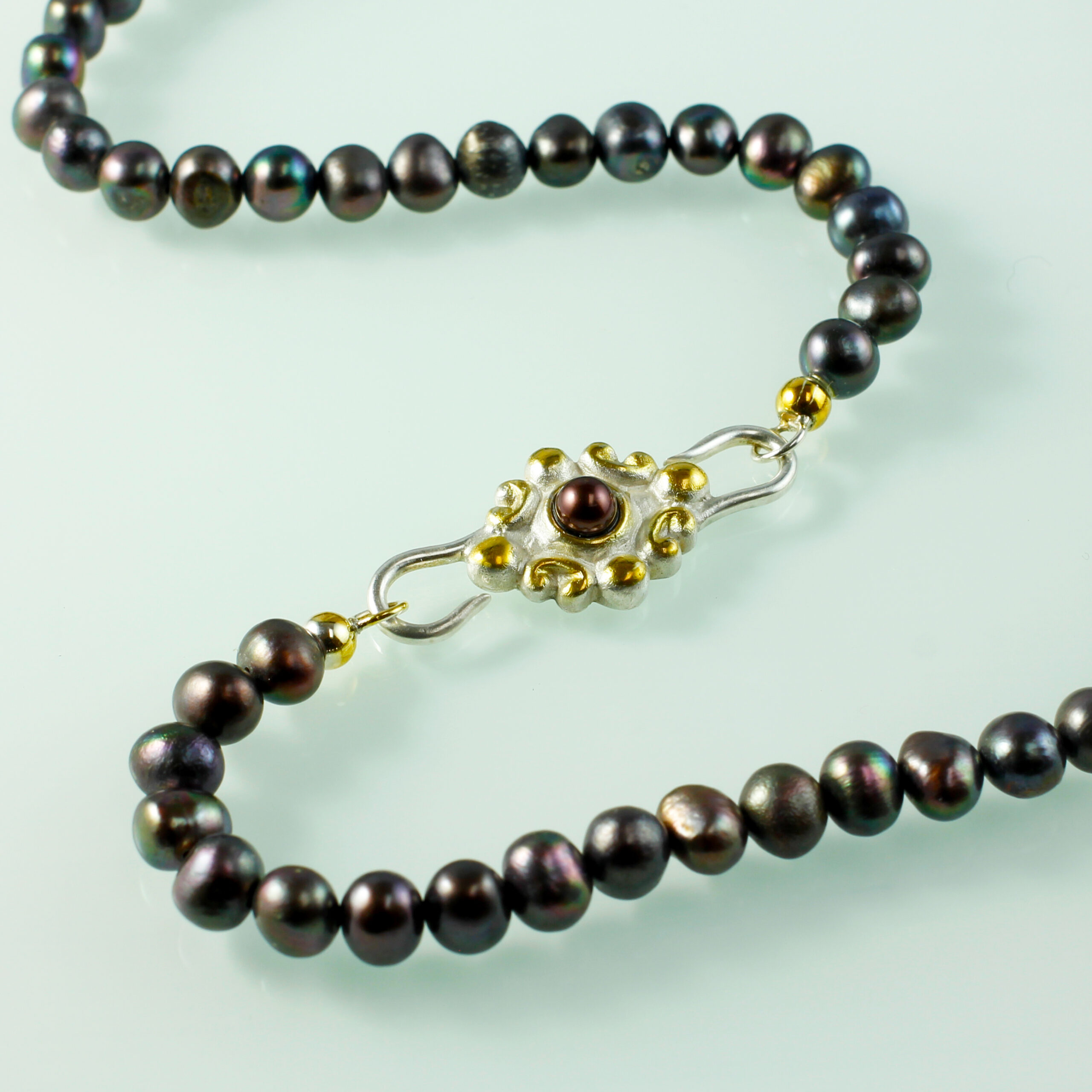 Schwarze Perlenkette mit Ornamentschließe, 935 Silber, teilvergoldet