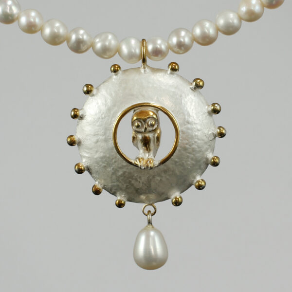 Kette "Große Eulenlinse", 935 Silber teilvergoldet und -geweißt, Perlen