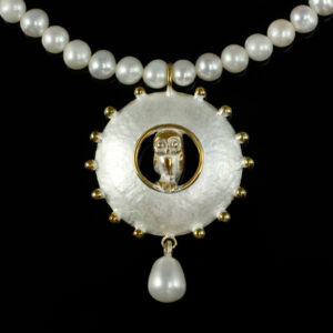 Kette "Große Eulenlinse", 935 Silber teilvergoldet und -geweißt, Perlen