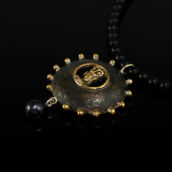 Kette "Große Eulenlinse", 935 Silber teilvergoldet und -geschwärzt, Onyx, Perle