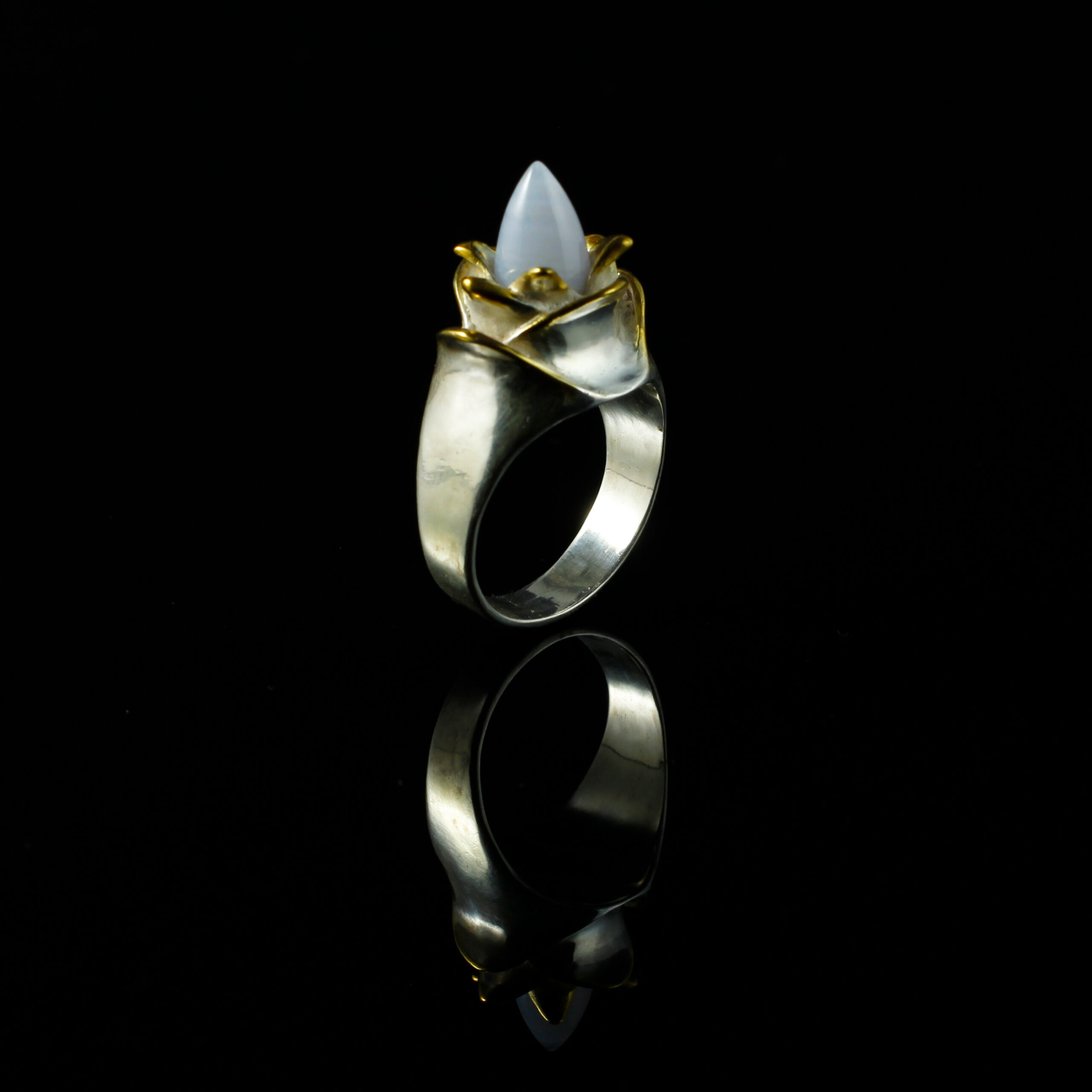 Zapfenring, 935 Silber teilvergoldet, Chalcedon