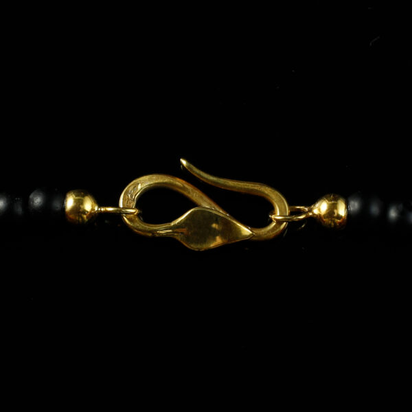Halskette "Eulenkapsel", 935 Silber vergoldet und teilgeschwärzt, Onyx, Blätterhaken