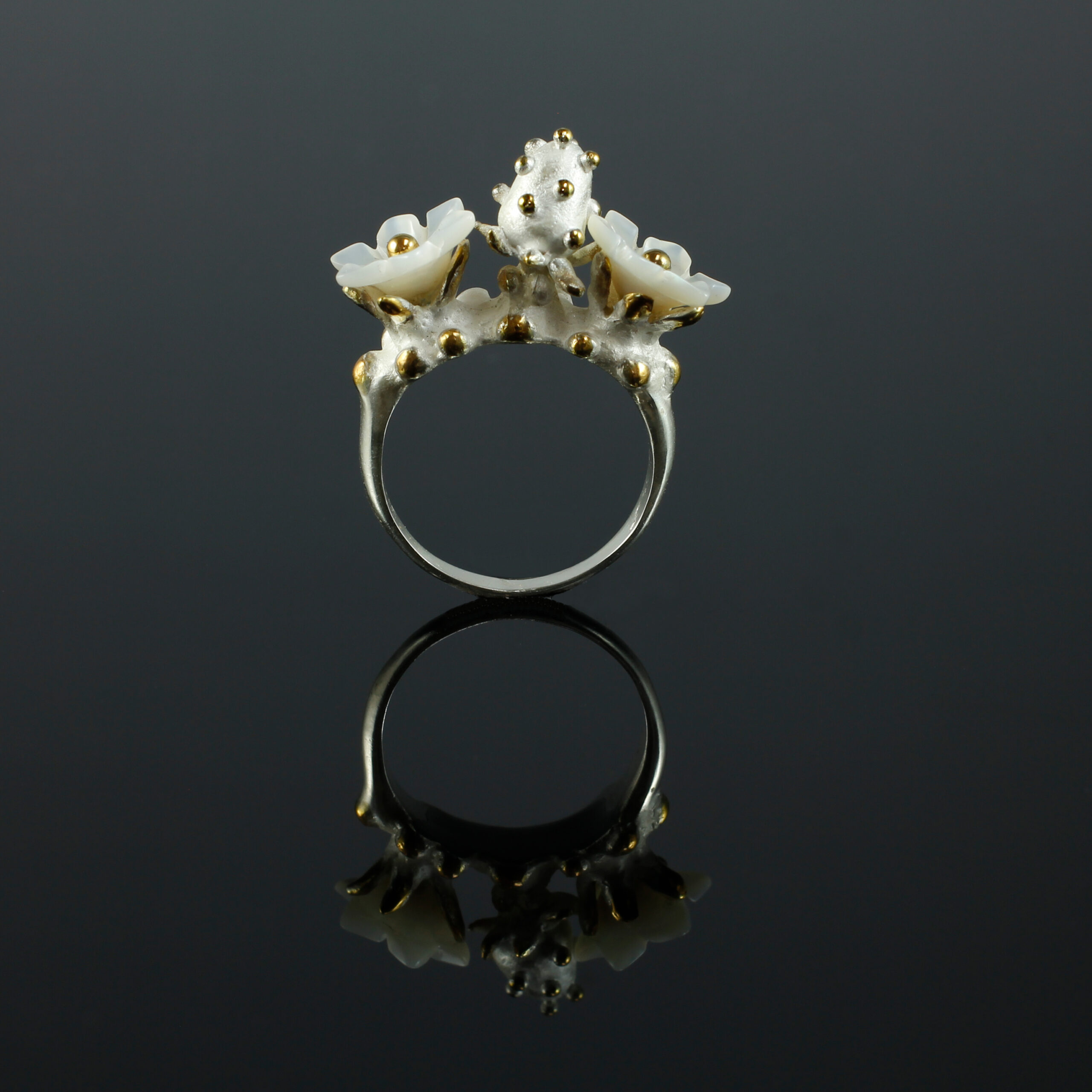 Erdbeerring mit Blüten, 935 Silber teilvergoldet, Perlmutt