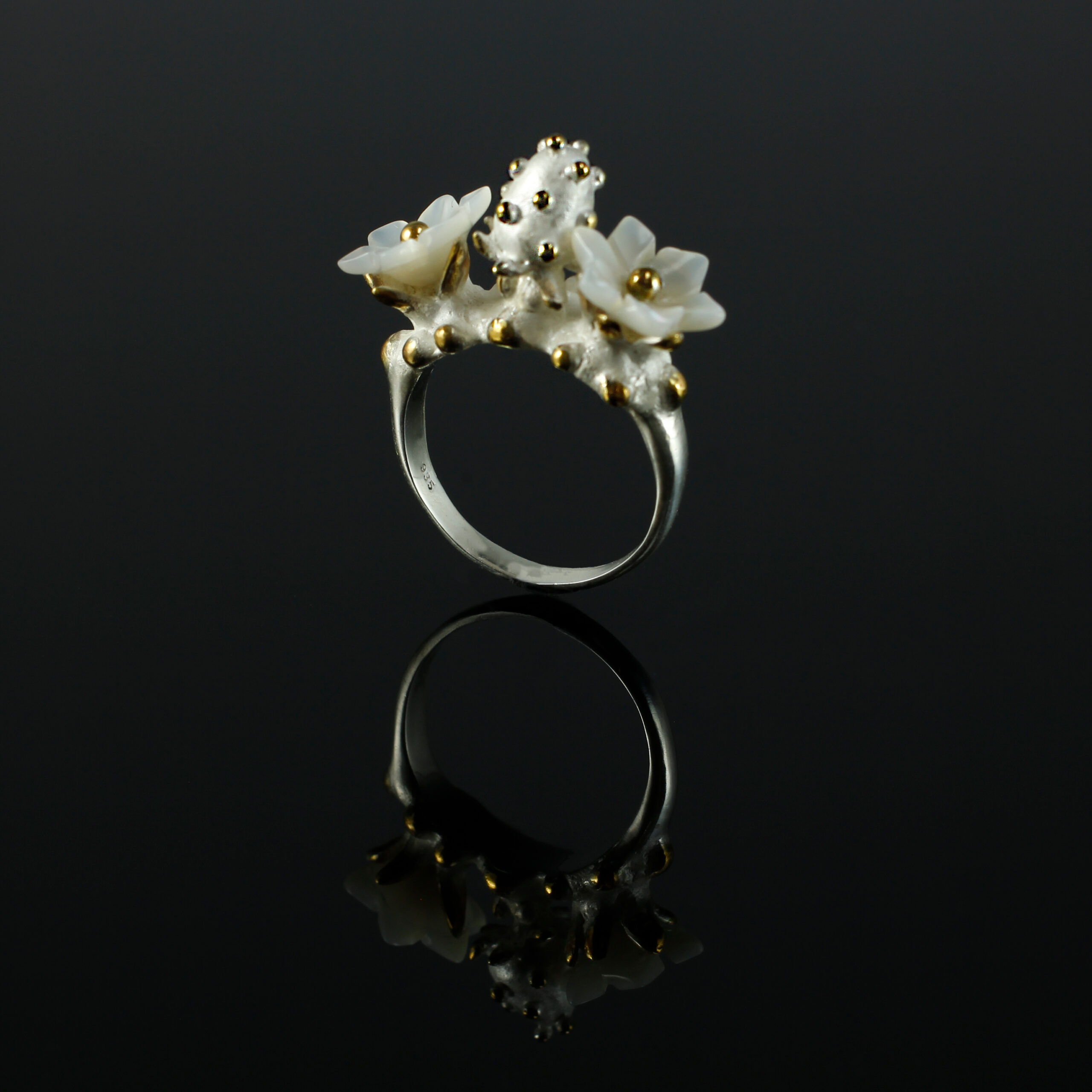 Erdbeerring mit Blüten, 935 Silber teilvergoldet, Perlmutt