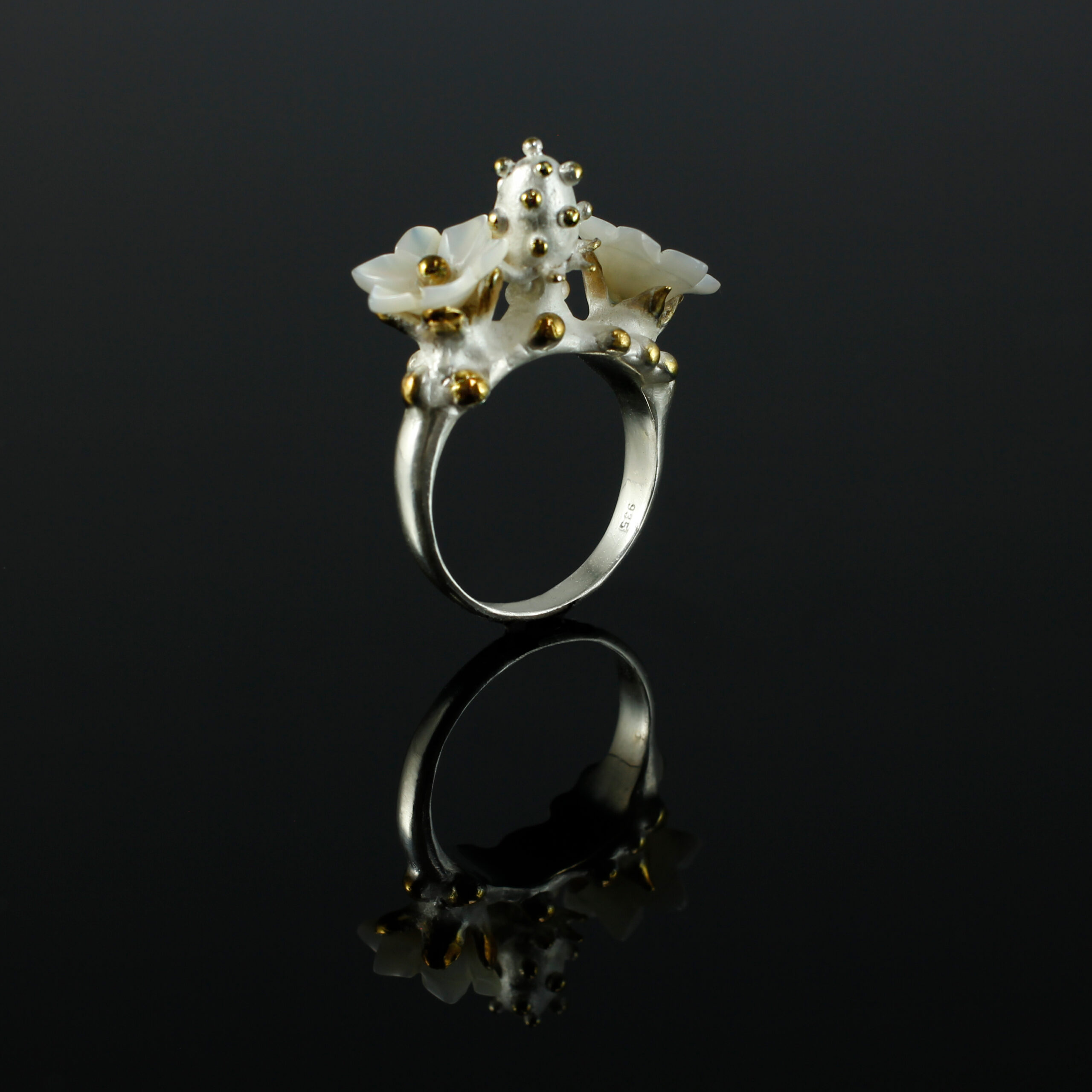 Erdbeerring mit Blüten, 935 Silber teilvergoldet, Perlmutt