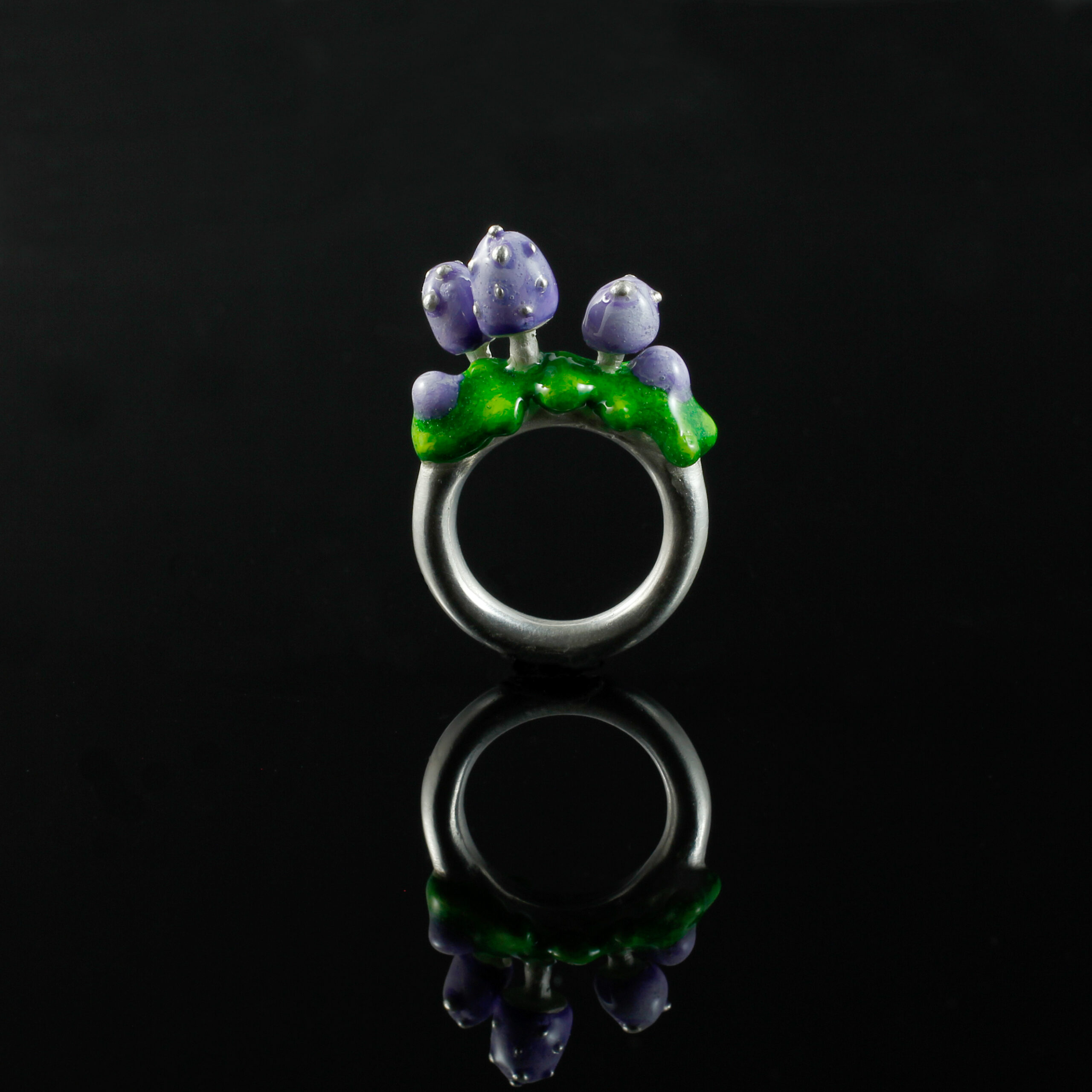 "Pilzring", 935 Silber, teilvergoldet und -koloriert