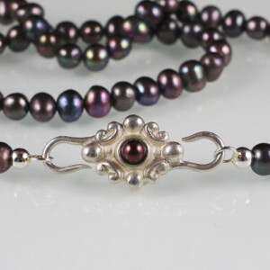 Schwarze Perlenkette mit Ornamentschließe, 935 Silber