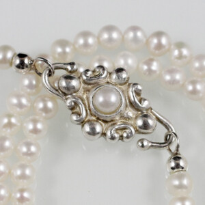 Weiße Perlenkette mit Ornamentschließe, 935 Silber
