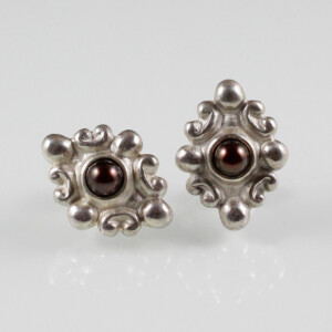Ornamentohrstecker mit schwarzer Perle, 935 Silber