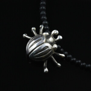 Käfer an Onyxperlenkette, 935 Silber, teilgeschwärzt