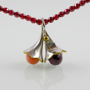 Doppelkelchanhänger "Blutmond", 935 Silber, teilvergoldet, Granat, Mondstein und Rubin
