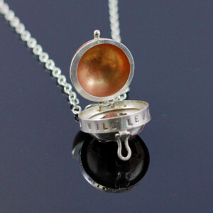 Erdkapsel „LEBEN WILL LEBEN“, 935 Silber, Kupfer, 840 € Erdkapsel „LEBEN WILL LEBEN“, 935 Silber, Kupfer