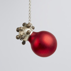 Saatkugel „Mohn“, Glas Ø 20 mm, 935 Silber, teilgeschwärzt, 840 € Saatkugel „Mohn“, Glas Ø 20 mm, 935 Silber teilgeschwärzt