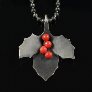 Kette "Ilex", Anhänger an Kugelkette, 935 Silber, teilgeschwärzt, Koralle, 890 € Kette "Ilex", Anhänger an Kugelkette, 935 Silber, teilgeschwärzt, Koralle