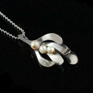 Kette "Mistel", Anhänger an Kugelkette, 935 Silber, 750 Gelbgold, Zuchtperlen, 640 € Kette "Mistel", Anhänger an Kugelkette, 935 Silber, 750 Gelbgold, Zuchtperlen