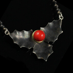 Collier "Ilex", 935 Silber, teilgeschwärzt, 750 Gelbgold, Koralle, 890 € Collier "Ilex", 935 Silber, teilgeschwärzt, 750 Gelbgold, Koralle gefärbt