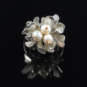 Ring "Mistel", 935 Silber, 750 Gelbgold, Zuchtperlen, 980 € Ring "Mistel", 935 Silber, 750 Gelbgold, Zuchtperlen