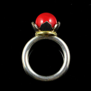 Ring "Ilex", 935 Silber, teilgeschwärzt, 750 Gelbgold, Koralle gefärbt