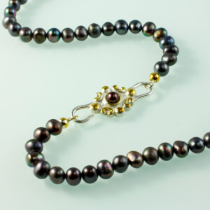 Schwarze Perlenkette mit Ornamentschließe, 935 Silber, teilvergoldet
