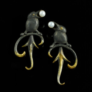 Orringe "Vogel mit Beere", 935 Silber, teilvergoldet und -geschwärzt, Perle