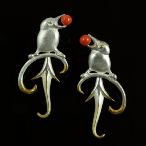 Orringe "Vogel mit Beere", 935 Silber, teilvergoldet, Koralle,