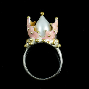 Kleiner Kapselring, 935 Silber, teilvergoldet und -koloriert, Perle, 580 € Kleiner Kapselring, 935 Silber, teilvergoldet und -koloriert, Perle