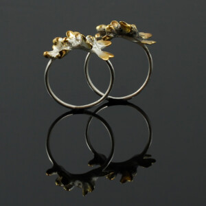 Blättchenring, 935 Silber, teilvergoldet oder -geschwärzt, je 195 € Blättchenring, 935 Silber, teilvergoldet und -geschwärzt