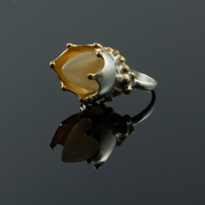 Großer Kapselring, 935 Silber, teilvergoldet, Bergkristall, 580 € Großer Kapselring, 935 Silber, teilvergoldet, Bergkristall