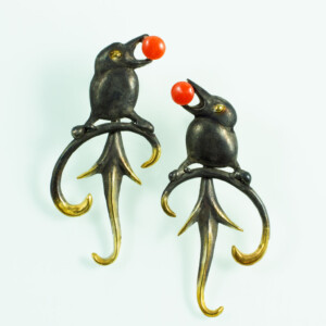 Orringe "Vogel mit Beere", 935 Silber, teilvergoldet und -geschwärzt, Koralle, 840 € Orringe "Vogel mit Beere", 935 Silber, teilvergoldet und -geschwärzt, Koralle