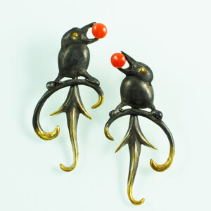 Orringe "Vogel mit Beere", 935 Silber, teilvergoldet und -geschwärzt, Koralle, 780 € Orringe "Vogel mit Beere", 935 Silber, teilvergoldet und -geschwärzt, Koralle