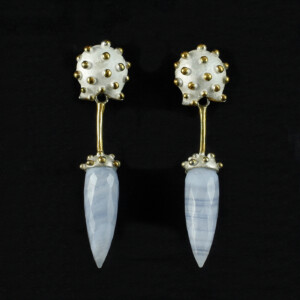 Kapselohrringe, 935 Silber, teilvergoldet und -koloriert, Chalcedon, 780 € Kapselohrringe, 935 Silber, teilvergoldet und -koloriert, Chalcedon