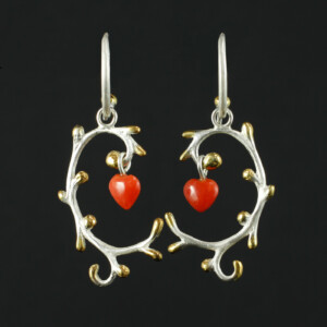 Ohrringe mit Korallenherz, 935 Silber, geweißt und teilvergoldet, Koralle, 780 € Ohrringe mit Korallenherz, 935 Silber, geweißt und teilvergoldet, Koralle