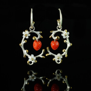 Erdbeerohrringe, 935 Silber teilvergoldet und geweißt, Koralle, Perlmutt, 780 € Erdbeerohrringe, 935 Silber teilvergoldet und geweißt, Koralle, Perlmutt