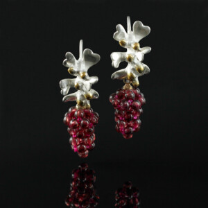 Traubenohrringe, 935 Silber teilvergoldet, Granat, 490 € Traubenohrringe, 935 Silber teilvergoldet, Granat