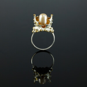 Kleiner Kapselring, 935 Silber teilvergoldet, Perle, 580 € Kleiner Kapselring, 935 Silber teilvergoldet, Perle