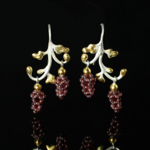 Ohrringe mit Träubchen, 935 Silber teilvergoldet, Granat, 780 € Ohrringe mit Träubchen, 935 Silber teilvergoldet, Granat