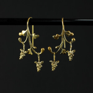 Ohrringe mit Träubchen, 935 Silber teilvergoldet und -geschwärzt, 780 € Ohrringe mit Träubchen, 935 Silber teilvergoldet und -geschwärzt