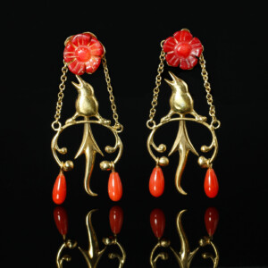 Rabenohrringe mit Korallenblüte, 935 Silber vergoldet, 985 € Rabenohrringe mit Korallenblüte, 935 Silber vergoldet