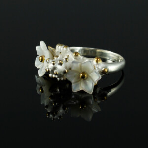 Erdbeerring mit Blüten, 935 Silber teilvergoldet, Perlmutt, 720 € Erdbeerring mit Blüten, 935 Silber teilvergoldet, Perlmutt