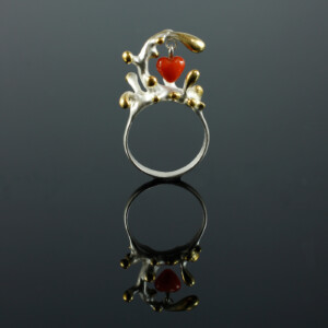Ring mit Korallenherz, 935 Silber teilvergoldet