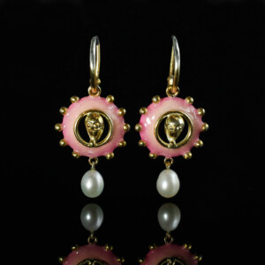 Ohrringe "Eulenlinse", 935 Silber, teilvergoldet und -koloriert, Perle, 780 € Ohrringe "Eulenlinse", 935 Silber, teilvergoldet und -koloriert, Perle