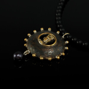 Kette "Große Eulenlinse", 935 Silber teilvergoldet und -geschwärzt, Onyx, Perle