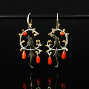 Arabeskenohrring mit kleinem Raben, 935 Silber, teilvergoldet und -geschwärzt, Koralle, 780 € Arabeskenohrring mit kleinem Raben, 935 Silber, teilvergoldet und -geschwärzt, Koralle