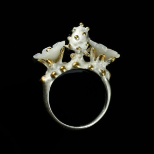 Erdbeerring mit Blüten, 935 Silber teilvergoldet, Perlmutt