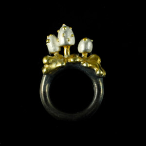 "Pilzring", 935 Silber, teilvergoldet und -geschwärzt